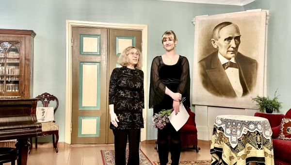 Stipendiumi sai Põlva abiturient Ketlin Häelme, kelle õpetaja Viivi Ansi sõnas, et Ketlini-sarnased õpihuvilised noored on iga õpetaja unistus. Ketlin Häelme kavatseb minna õppima TalTechi geenitehnoloogiat. Fotod: KALEV ANNOM